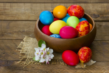 Obraz na płótnie Canvas Happy Easter, colorful eggs in a bowl