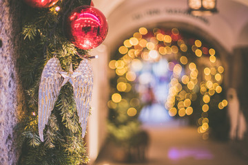 Weihnachtsschmuck am Weihnachtsmarkt. Tannenzweige, Christbaumkugeln und Lichtkreise.