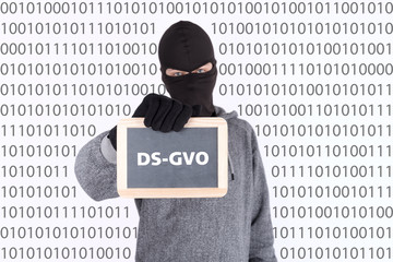 Hacker mit Schild zur DS-GVO Datenschutz Grundverordnung