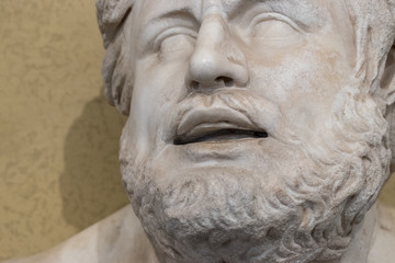 Obraz premium Face of a ancient bearded man statue