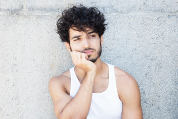 Trauriger Hipster Mann denkt nach