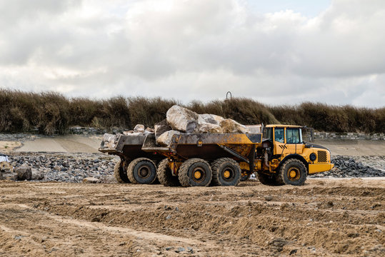 camions de chantier chargés de rochers