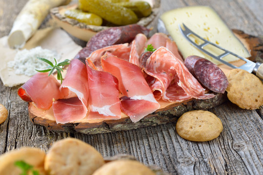 S&uuml;dtiroler Marende: Speck, Bauernsalami, Kaminwurzen, Weink&auml;se, Sch&uuml;ttelbrot dazu frischer Meerrettich - South Tyrolean snack with bacon, salami, cheese, fresh horseradish and local crunchy rye bread