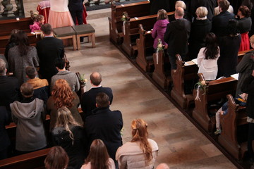 Viele Menschen in der Kirche bei Hochzeit