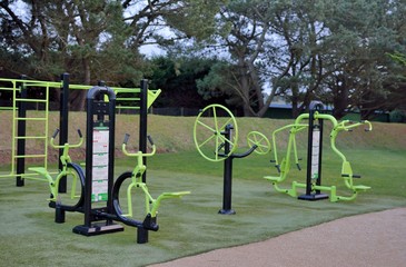 Aire de gymnastique dans un parc en Bretagne © aquaphoto