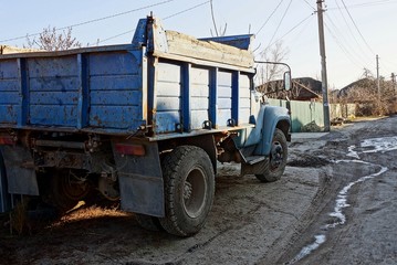 Obraz premium большой старый грузовик стоит на улице у забора