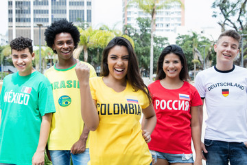 Fussball Fan aus Kolumbien mit Fans aus anderen Ländern