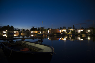 Niederlande by night, Ferienhäuser an einem Wasserkanal