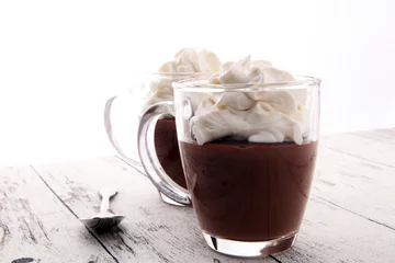 Fototapete Schokolade Heiße Schokolade oder Kaffee mit Schlagsahne im Glas.