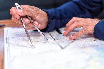 Navigation mit der Seekarte auf einer Segelyacht - obrazy, fototapety, plakaty