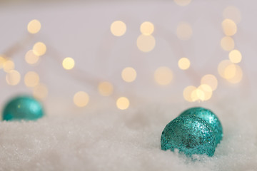 Kugeln in türkis im Schnee mit Bokeh