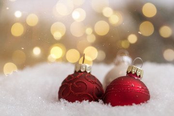 Tannenbaumkugeln im Schnee