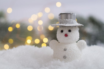 Schneemann Figur im Schnee