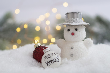 Schneemann im Schnee mit Kugeln