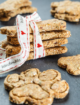 Ein Stapel selbstgebackener Hundekekse mit Schleife "handmade with love"