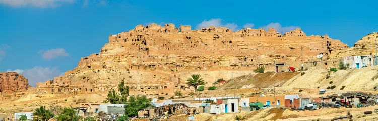 Foto op Plexiglas Panorama van Chenini, een versterkt Berberdorp in Zuid-Tunesië © Leonid Andronov