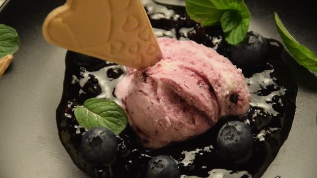 Blaubeereis Blueberry ice cream Gelato ai mirtilli con confettura Helado de ar&aacute;ndano video მოცვის ნაყინი Cr&egrave;me glac&eacute;e aux myrtilles ブルーベリーアイスクリーム 蓝莓冰淇淋