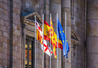 Obraz premium Flags on Old Spanish Government Building