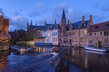 Obraz premium Krajobraz kanału w zimowy zachód słońca w Brugge, Belgia