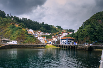 Pintoresco pueblo pesquero de Cudillero en Asturias, España