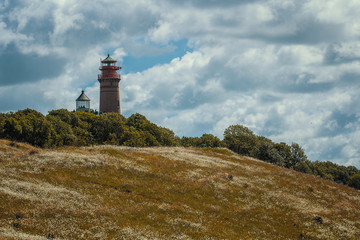 Fototapeta na wymiar Wiese mit weißen Blumen und Leuchtturm, Kap Arkona, Rügen, Ostsee
