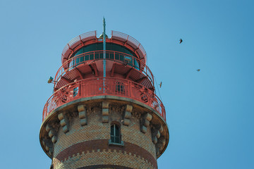 roter Leuchtturm mit Vögeln, Kap Arkona, Rügen, Ostsee,