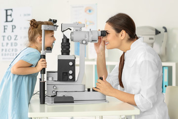 Cute little child at ophthalmologist's office - obrazy, fototapety, plakaty