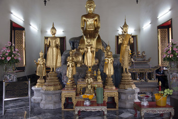 Buddhastatuen im Tempel in Bangkok