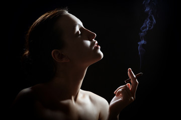 Obraz premium woman smoking cigarette