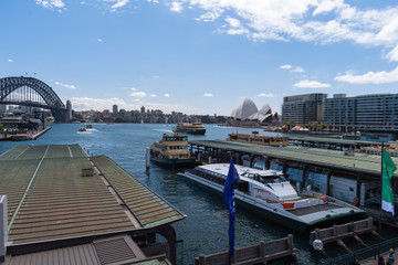Obraz premium Hafenbecken von Sydney mit der Oper im Hintergrund aus Blickrichtung der Bahnstation