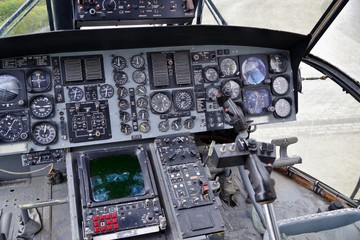 古い航空機の操縦席のスイッチ
