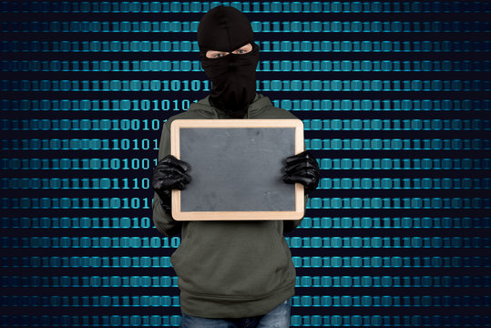 Hacker mit einer Kreidetafel vor Zahlencode