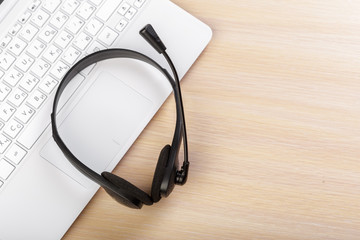 Obraz na płótnie Canvas headset on keyboard computer laptop