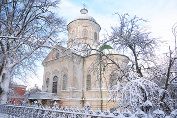 Fototapeta na wymiar Old greek orthodox church of st john the theologian coverd snow in winter in Nizhyn, Ukraine.