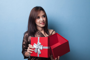 Fototapeta premium Young Asian woman open a gift box.