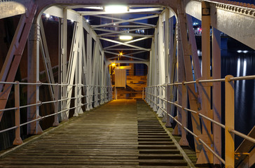 Hamburg Zollkanal mit historischer Brücke bei Nacht