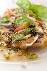 Nam tok mu es una ensalada de cerdo nativa de la región de Isan en el noroeste de Tailandia. Por supuesto, hay muchas recetas diferentes, pero la mayoría de ellas estarán de acuerdo en que un tocino a