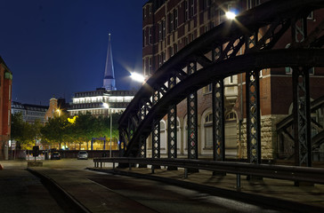 Hamburg Zollkanal mit historischer Speicherstadt im Hintergrund bei Nacht