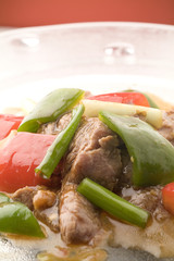 Nud pad prik wan,  judías verdes y salsa de curry, carne de res, puerco, pollo o tofu sobre arroz