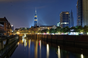 Hamburg Zollkanal mit Kirche St. Katharinen und Brücke im Hintergrund bei Nacht