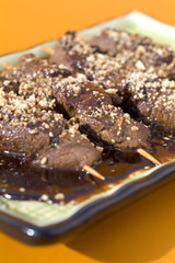 Pincho de buey con salsa de manis