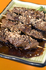 Pincho de buey con salsa de manis