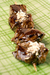 Pincho de buey con salsa de manis