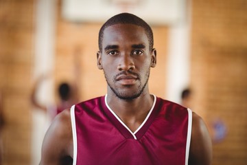 Obraz premium Determined basketball player holding a basketball