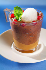 postre de chocolate en vaso