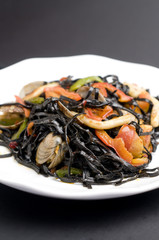 Tallarines negro con sepia y almejas 