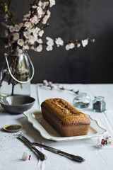 Plum cake intero su tavolo primaverile
