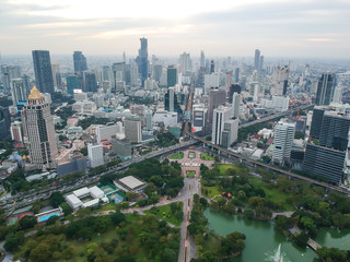 Obraz premium Skyscraper of Bangkok business district with gree park