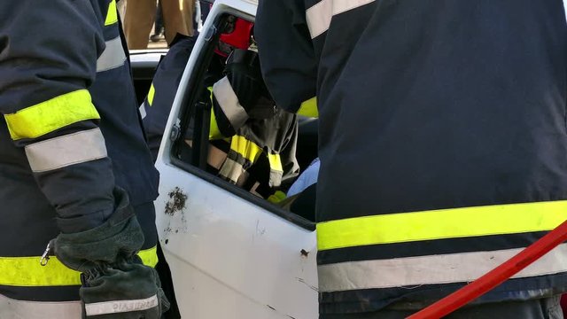 Firefighters rescuers helped victims of traffic accidents ; Teams to assist victims of traffic accidents - demonstration exercise