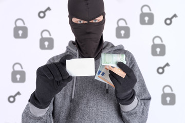 Einbrecher mit kleiner Tafel und Geld in den Händen